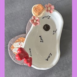 Badekar med tekst "LOVE". Blomster - hjerter og klipklapper