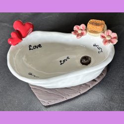 Badekar med tekst "LOVE". Blomster - hjerter og klipklapper