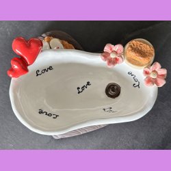 Badekar med tekst "LOVE". Blomster - hjerter og klipklapper