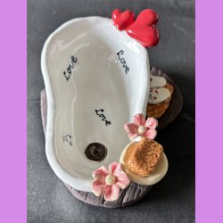 Badekar med tekst "LOVE". Blomster - hjerter og klipklapper