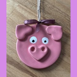 Julegrise med hjerte tryne og re. I snor med sljfe.