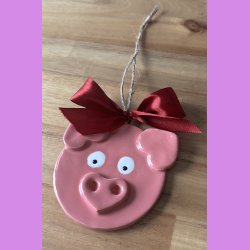 Julegrise med hjerte tryne og re. I snor med sljfe.