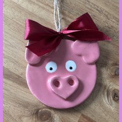 Julegrise med hjerte tryne og re. I snor med sljfe.