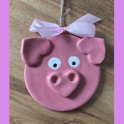 Julegrise med hjerte tryne og re. I snor med sljfe.