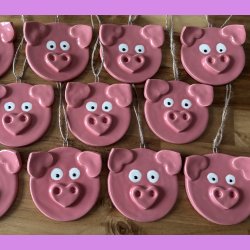 Julegrise med hjerte tryne og re. I snor med sljfe.