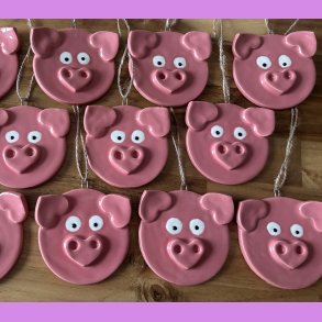 Julegrise med hjerte tryne og re. I snor med sljfe.