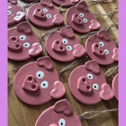 Julegrise med hjerte tryne og re. I snor med sljfe.