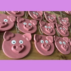 Julegrise med hjerte tryne og re. I snor med sljfe.