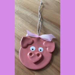 Julegrise med hjerte tryne og re. I snor med sljfe.