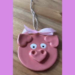 Julegrise med hjerte tryne og re. I snor med sljfe.