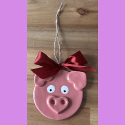 Julegrise med hjerte tryne og re. I snor med sljfe.