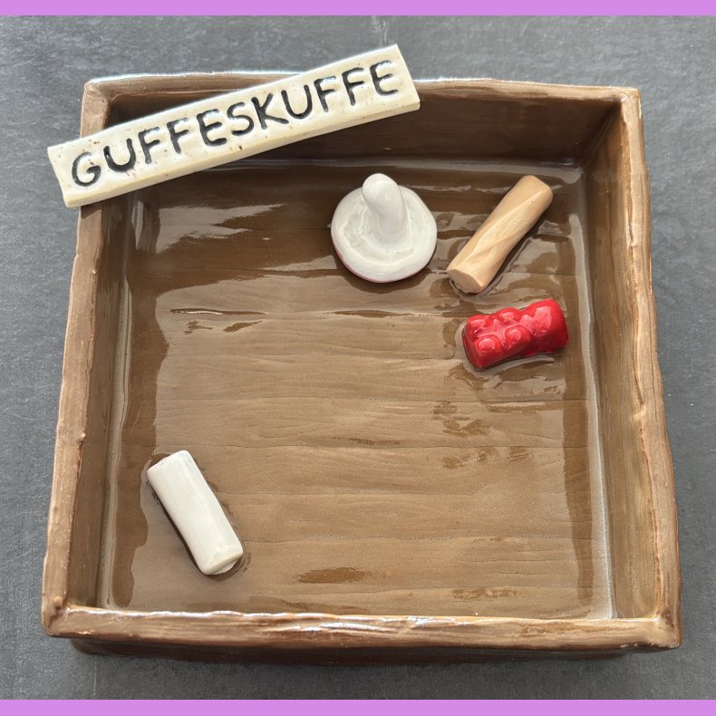 Guffeskuffe med vingummi bamse - skum svamp - Skolekridt og karamelstang.