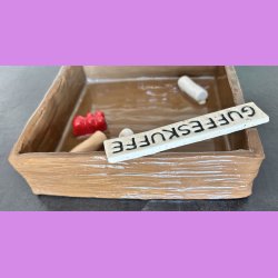 Guffeskuffe med vingummi bamse - skum svamp - Skolekridt og karamelstang.