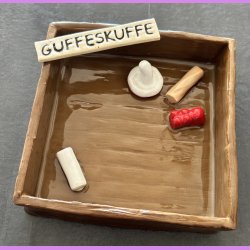 Guffeskuffe med vingummi bamse - skum svamp - Skolekridt og karamelstang.