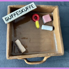 Guffeskuffe nr. 2 med vingummi sut- Lakrids konfekt - Skolekridt og karamelstang.