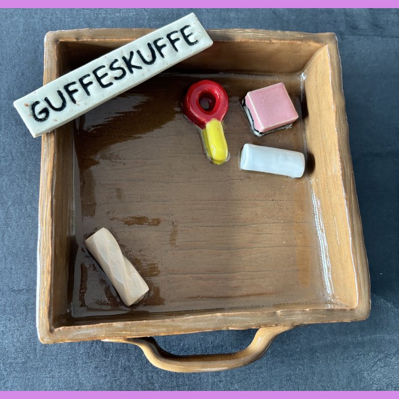 Guffeskuffe nr. 2 med vingummi sut- Lakrids konfekt - Skolekridt og karamelstang.