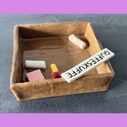 Guffeskuffe nr. 2 med vingummi sut- Lakrids konfekt - Skolekridt og karamelstang.