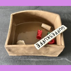 Guffeskuffe nr. 4 Brun med sliksut - vingummi bamse - skumsvamp og karamel.