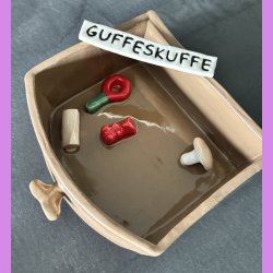 Guffeskuffe nr. 4 Brun med sliksut - vingummi bamse - skumsvamp og karamel.