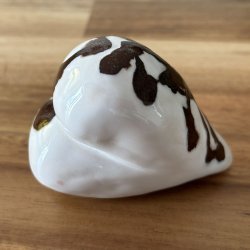 "LOVE" hjerte - Hvid med rd tekst.