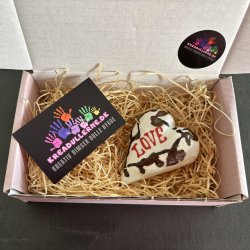 "LOVE" hjerte - Hvid med rd tekst.