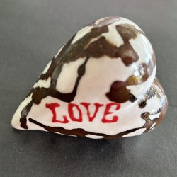 "LOVE" hjerte - Hvid med rd tekst.