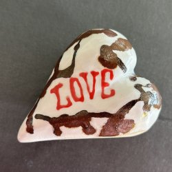 "LOVE" hjerte - Hvid med rd tekst.