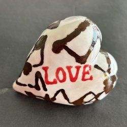 "LOVE" hjerte - Hvid med rd tekst.