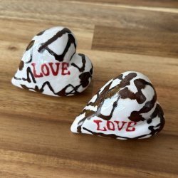 "LOVE" hjerte - Hvid med rd tekst.