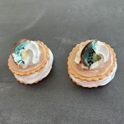 Medalje med skr kiwi - lys brun glasur