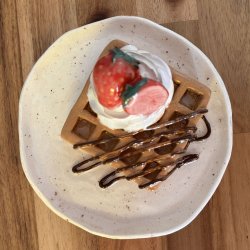 Vaffel med softice og jordbr