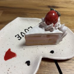 Lagkage stykke med jordbr p tallerken