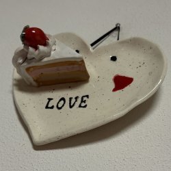 Lagkage stykke med jordbr p tallerken