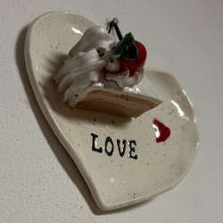 Lagkage stykke med jordbr p tallerken