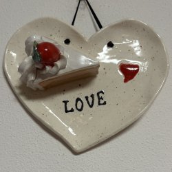 Lagkage stykke med jordbr p tallerken