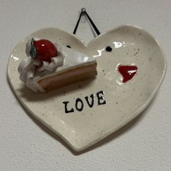 Lagkage stykke med jordbr p tallerken