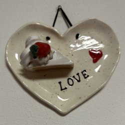 Lagkage stykke med jordbr p tallerken