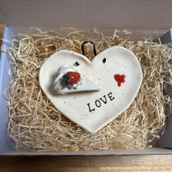 Lagkage stykke med jordbr p tallerken