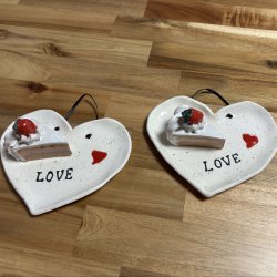 Lagkage stykke med jordbr p tallerken