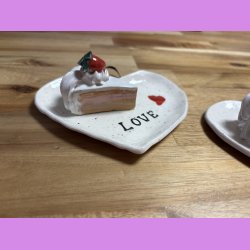 Lagkage stykke med jordbr p tallerken