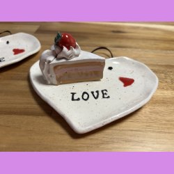 Lagkage stykke med jordbr p tallerken