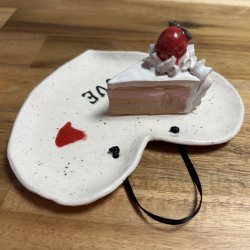 Lagkage stykke med jordbr p tallerken