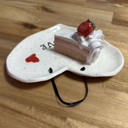 Lagkage stykke med jordbr p tallerken