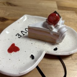 Lagkage stykke med jordbr p tallerken