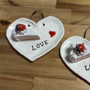 Lagkage stykke med jordb�r p� tallerken