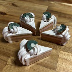 Lagkage stykke med kiwi 