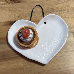 Medalje med jordb�r p� tallerken