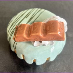 Donut med gr�n glasur og chokolade - Lille
