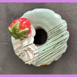 Donut med gr�n glasur og jordb�r - Stor