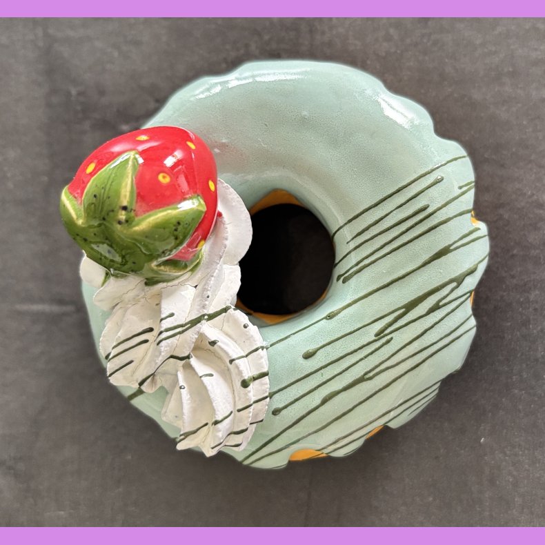 Donut med gr�n glasur og jordb�r - Stor